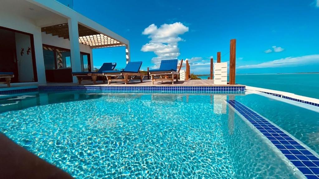 Spacious Villa with Oceanfront Balcony