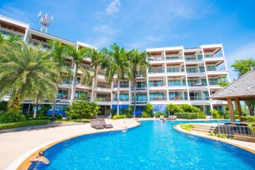 Spacious Condo with Ocean Views