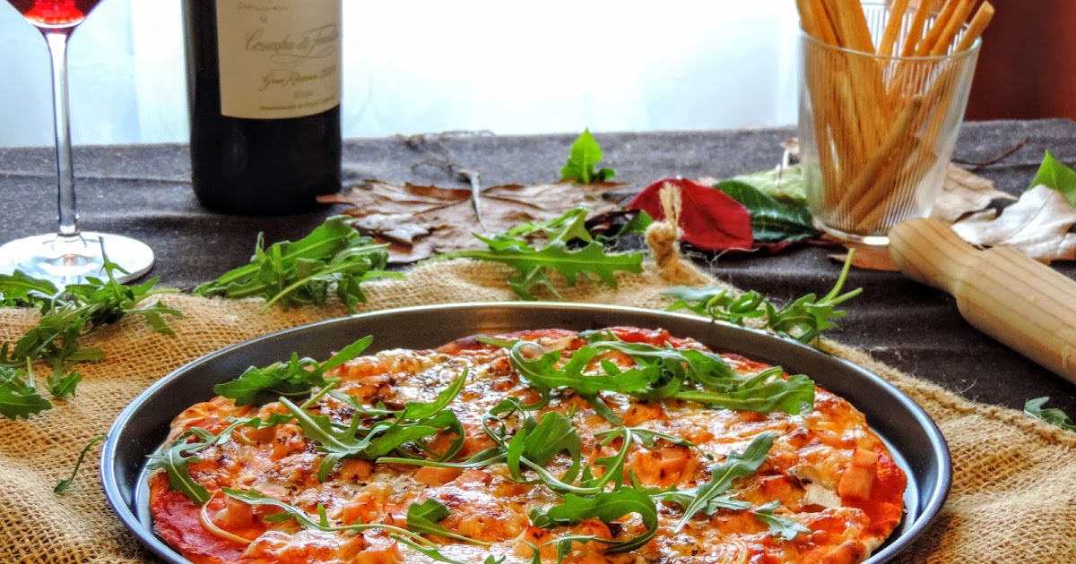 Pizza de jamón y rúcula con champiñones en robot de cocina