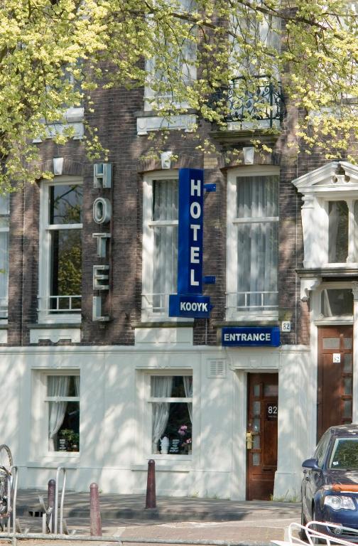 Family-Friendly Hotel with Bathtub