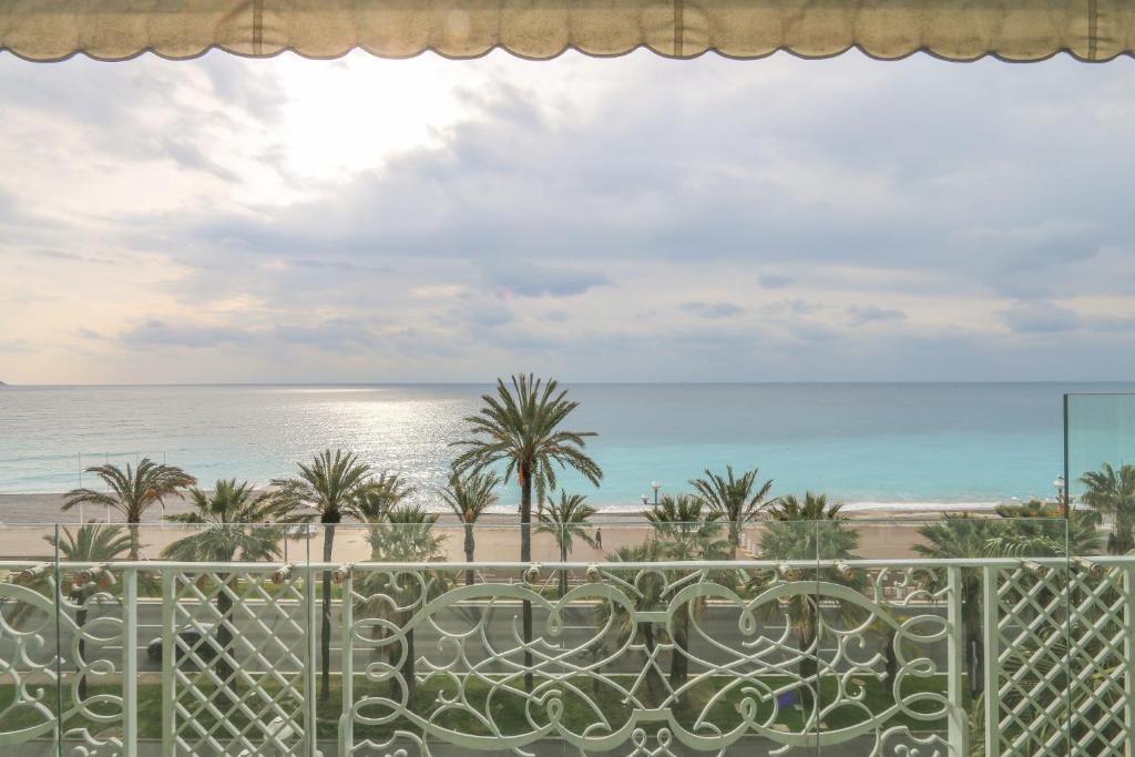 Modern Apartment with Seafront Location