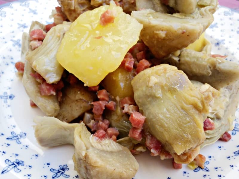 Alcachofas con jamón y patatas