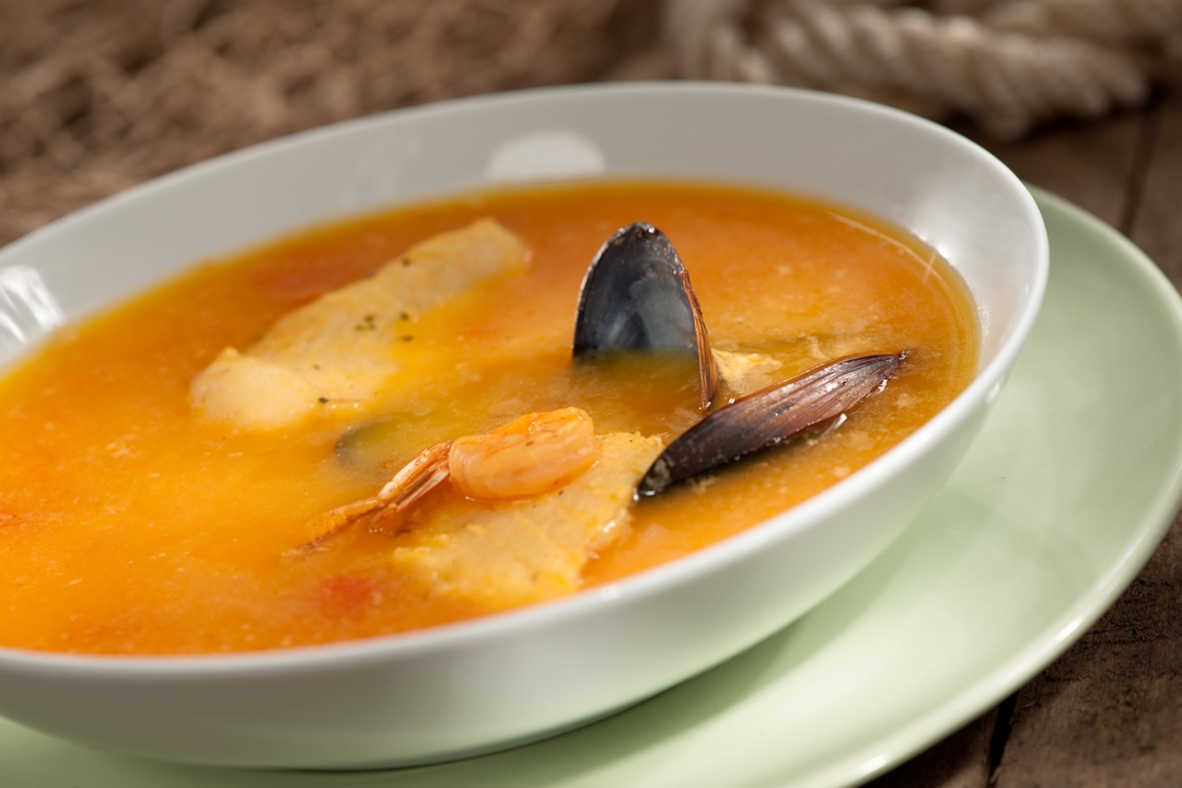 Sopa de pescado con vino blanco