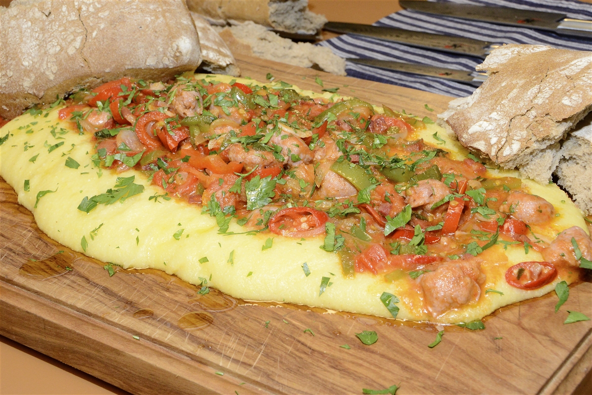 Polenta con salsa de salchicha y pimientos