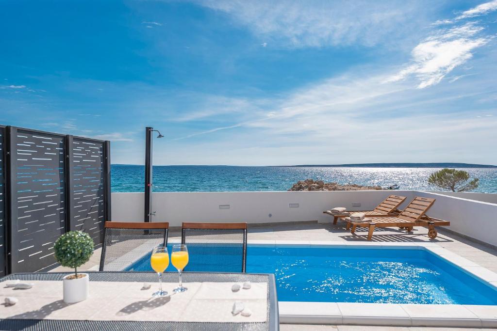 Beachfront Apartment with Pool