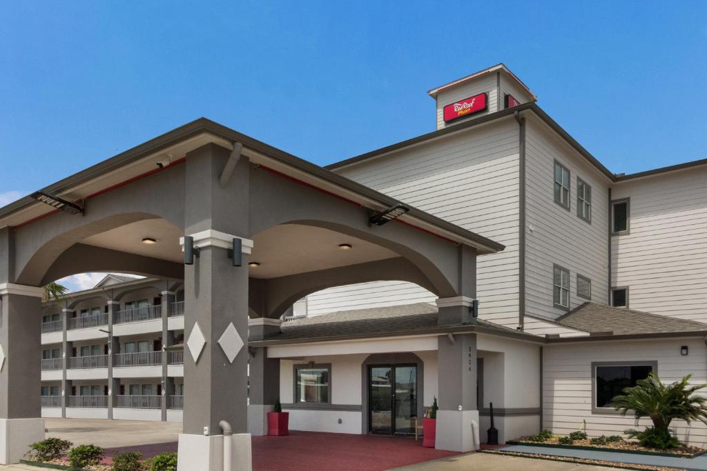 Red Roof Inn Galveston - Beachfront/Convention Center