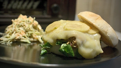 Revuelto de bacalao con berenjena y salsa de yogur