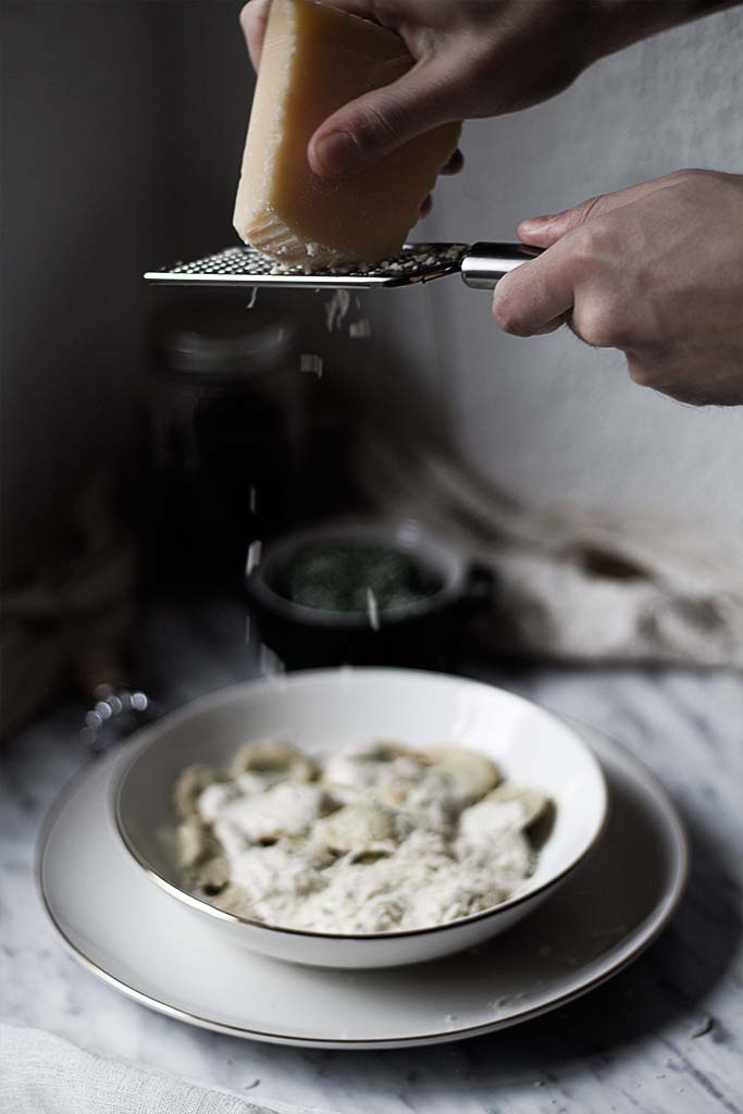 Ravioli con salsa de queso y espinacas