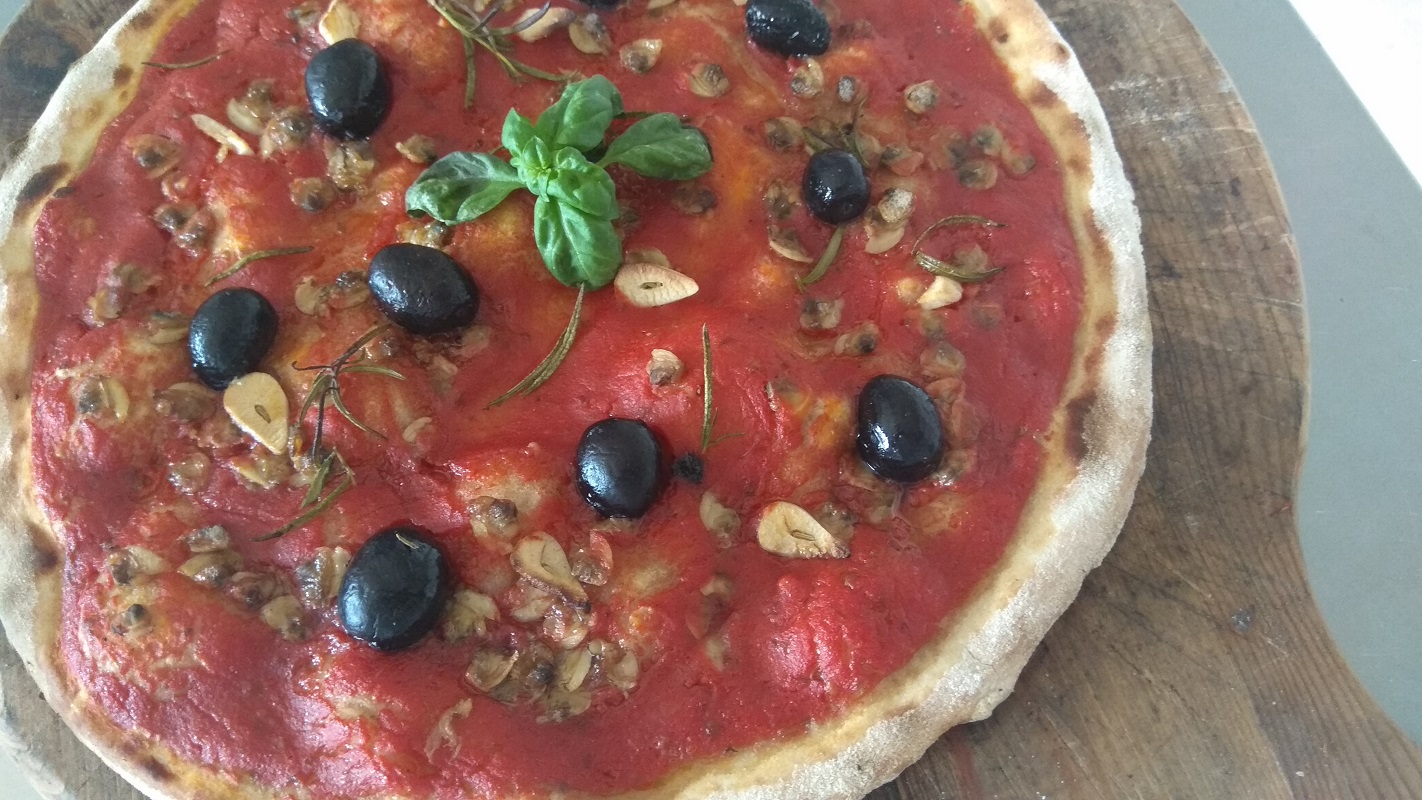 Pizza Marinara con aceitunas negras