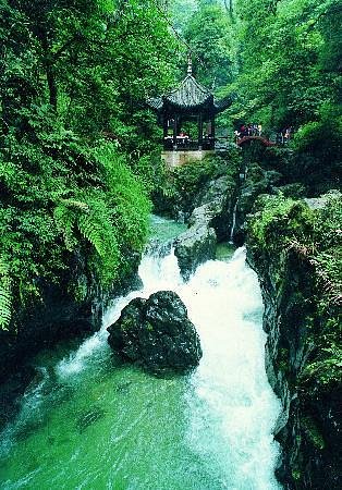 Explore the Qingyin Pavilion