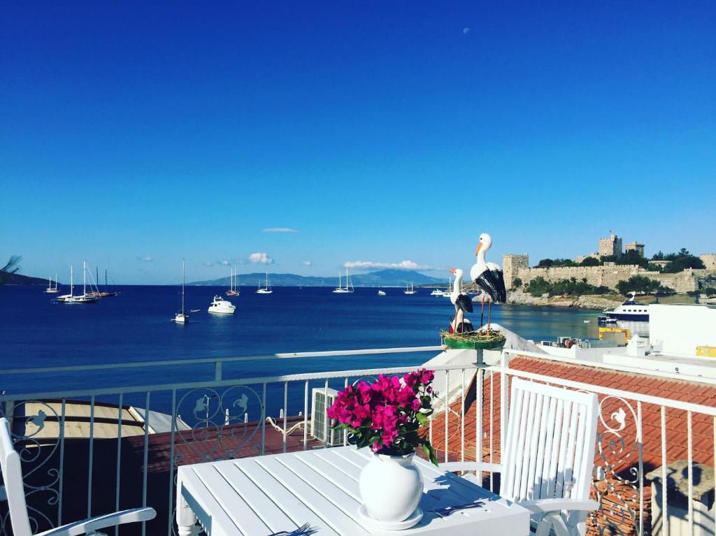 Ladonia Blue White Hotel & Resort