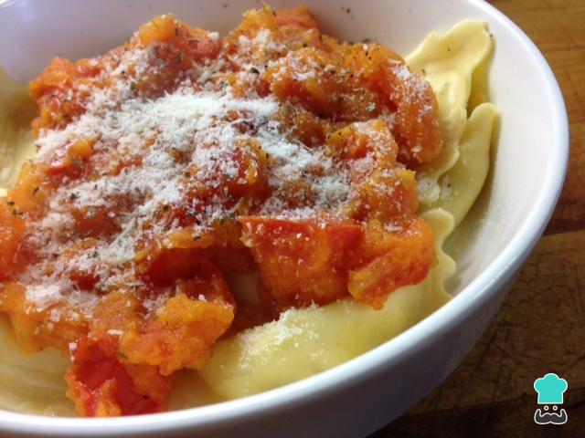 Ravioli con salsa de tomate y queso