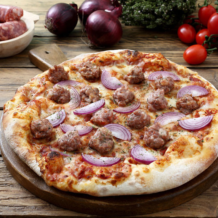 Pizza de salchicha y cebolla con robot de cocina