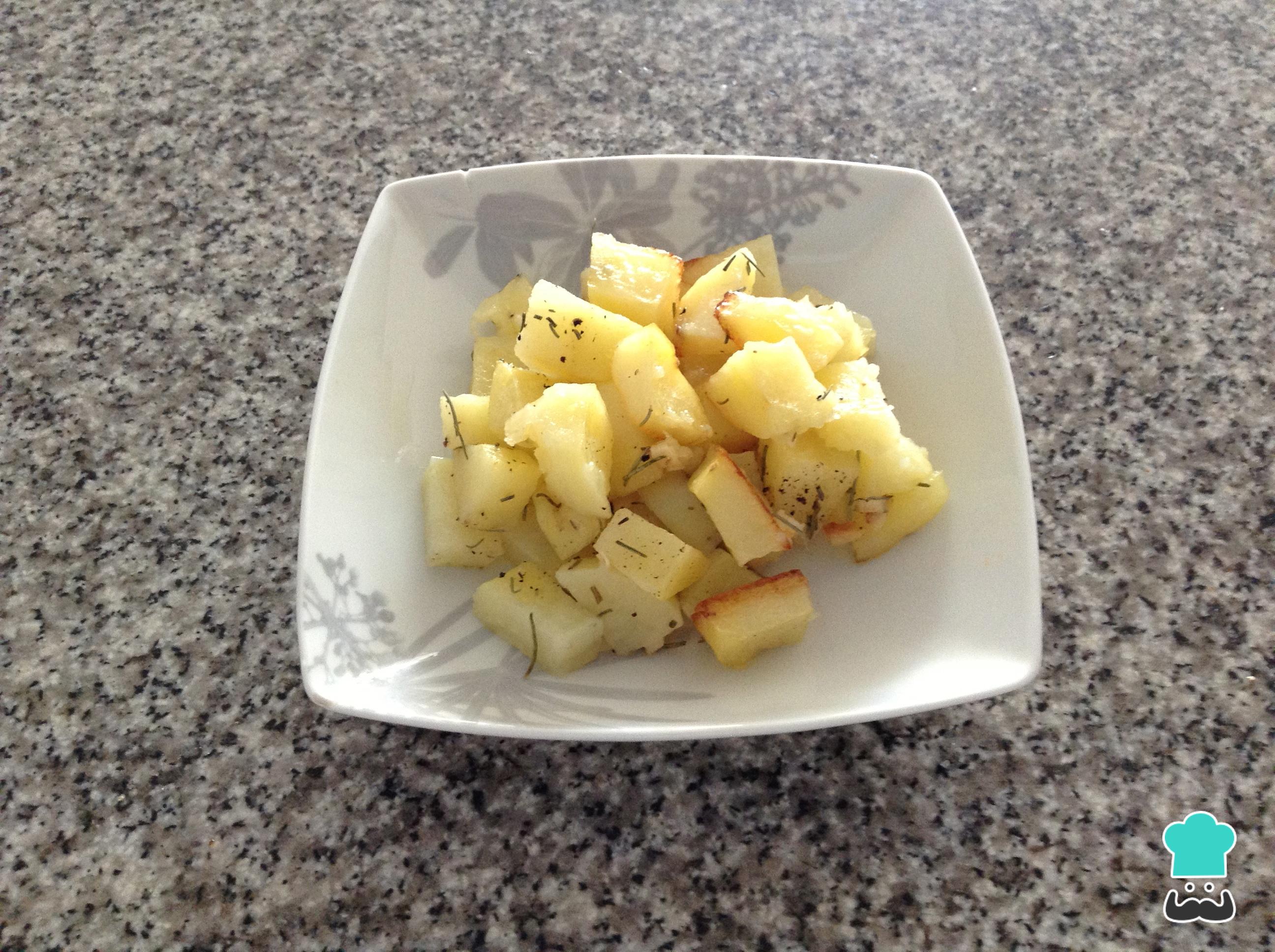 Patatas al horno con romero y queso parmesano