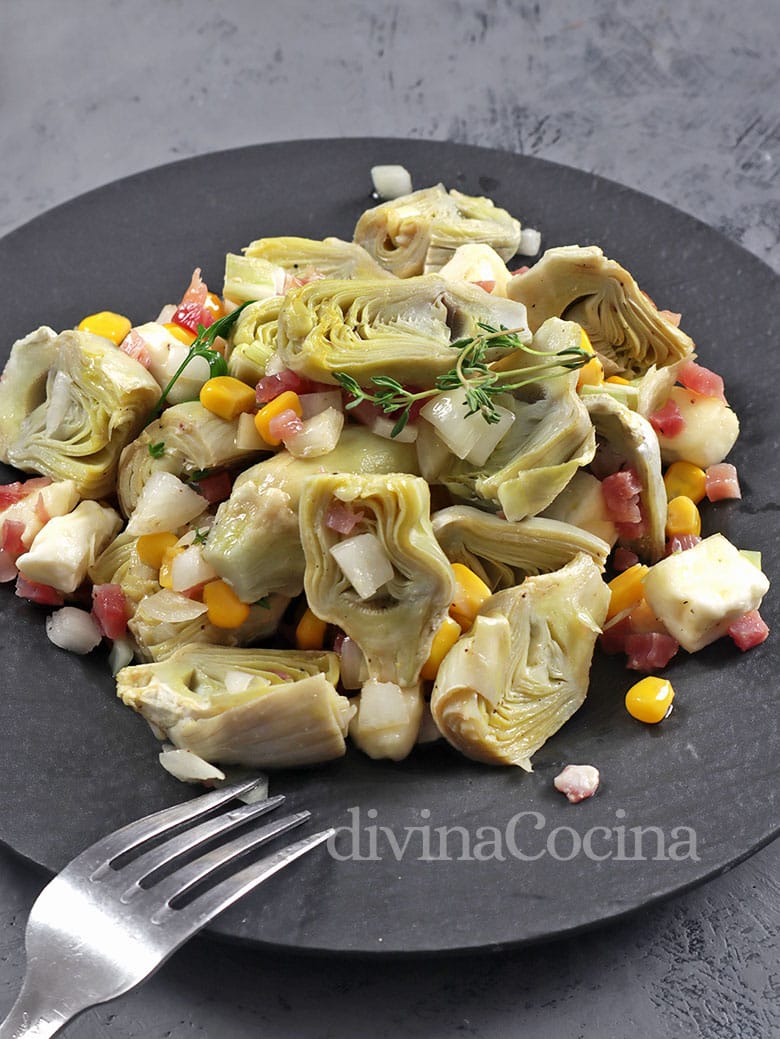 Alcachofas con jamón y ensalada