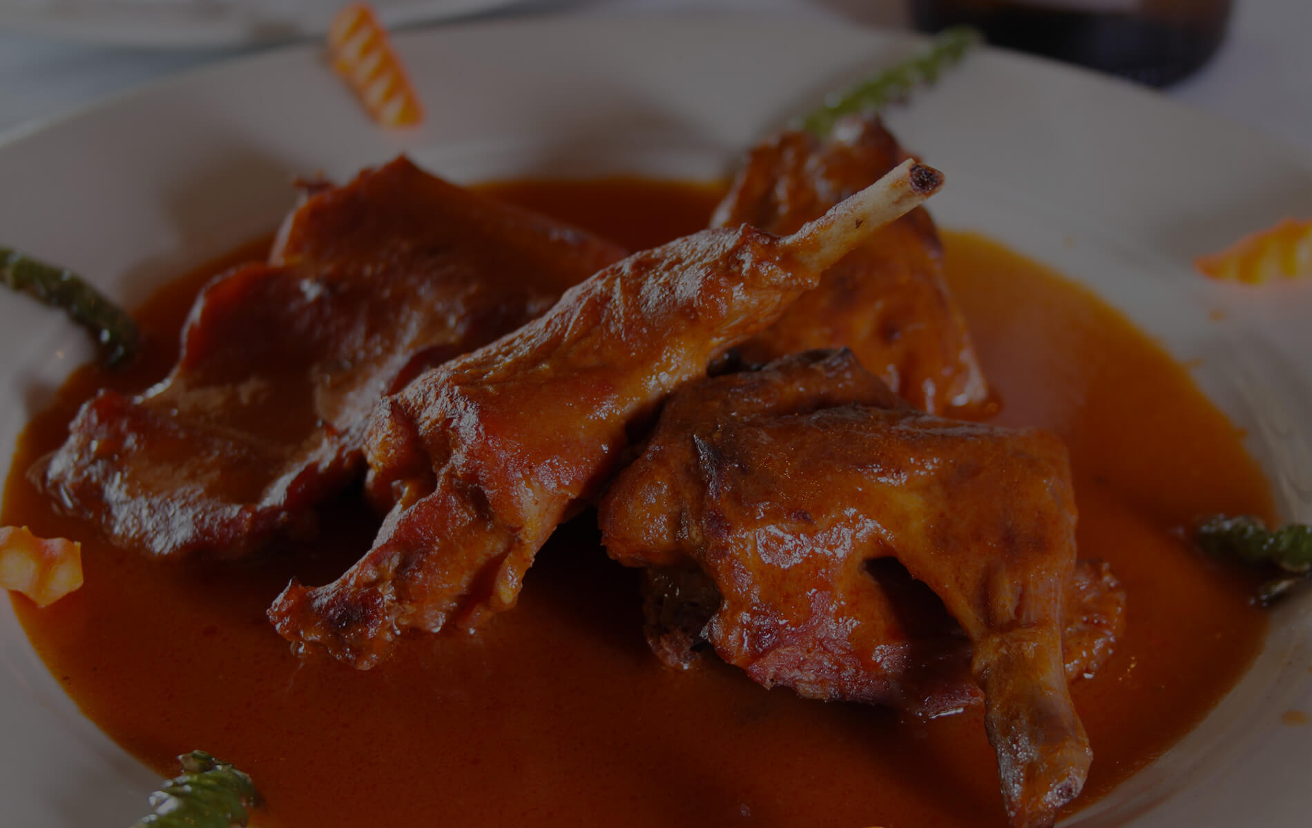 Pimientos del piquillo rellenos de bacalao en salsa verde con champiñones salteados