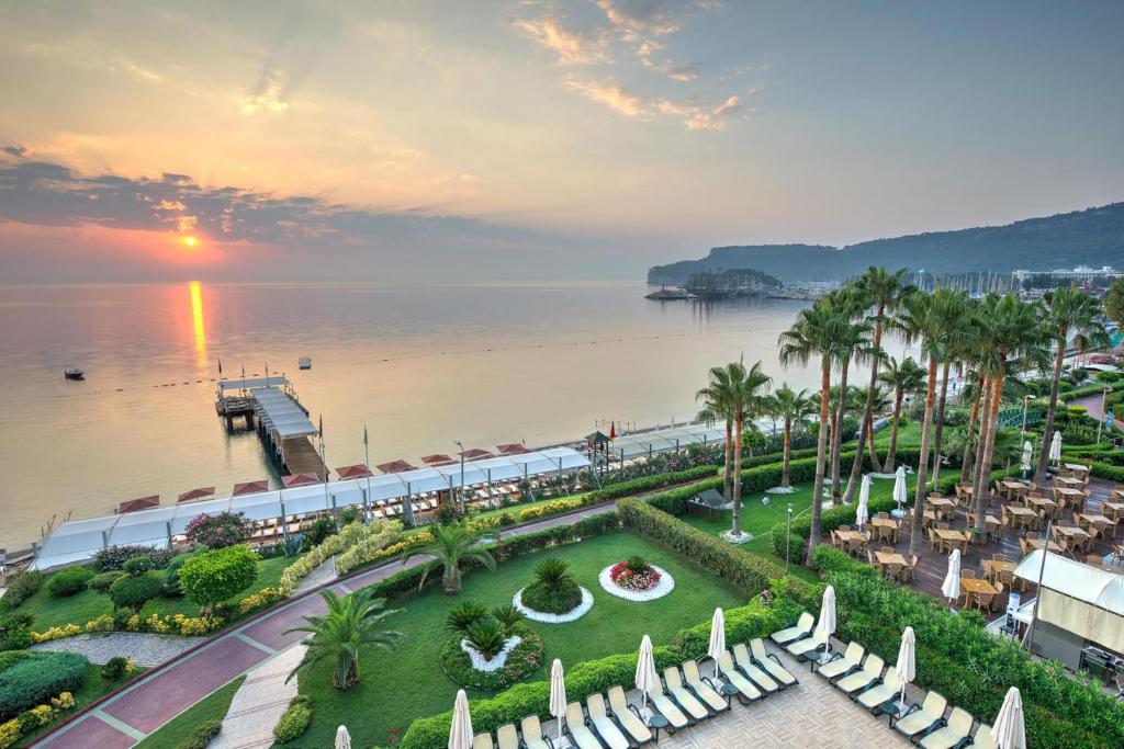 Golden Lotus Airport Hotel