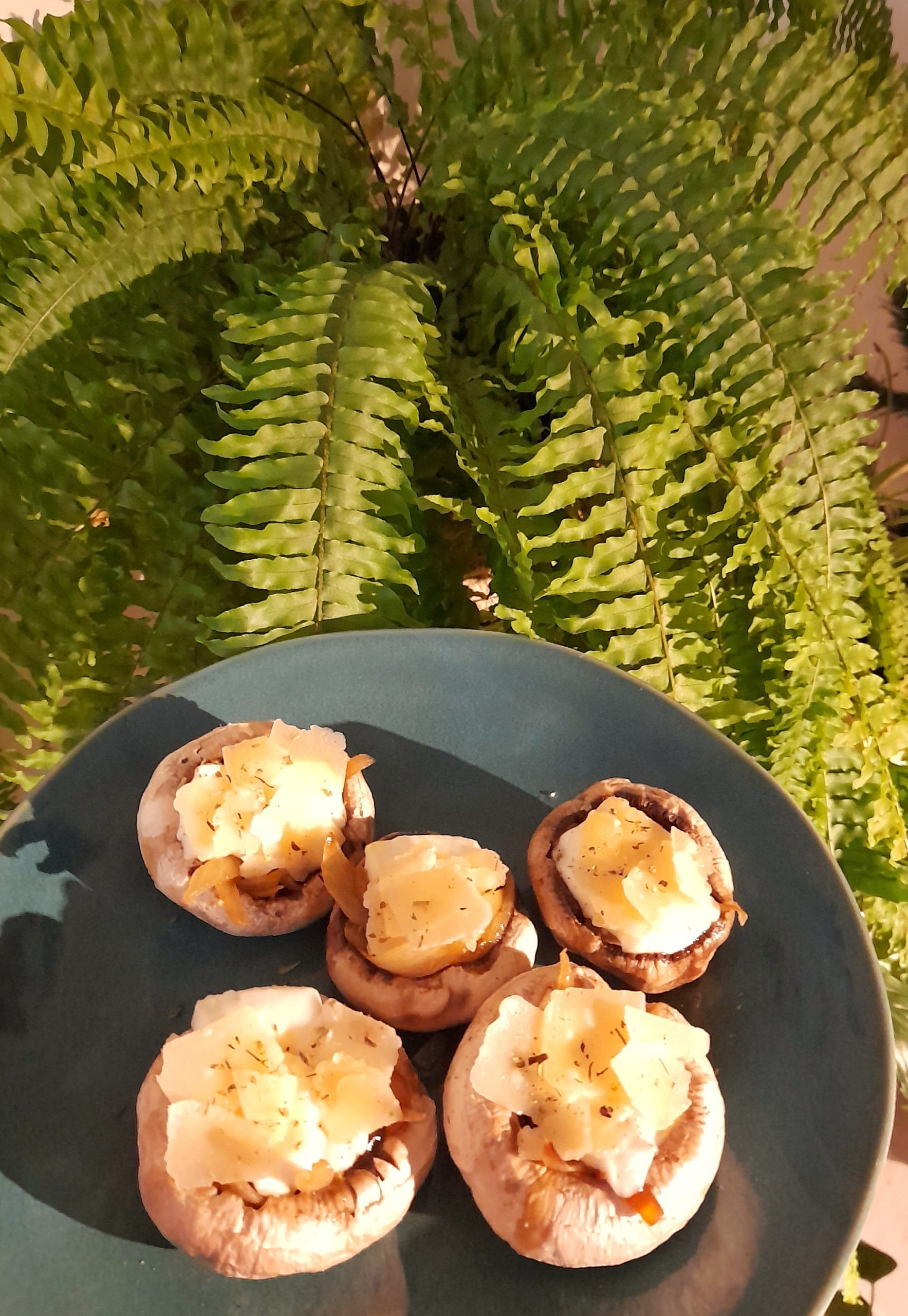 Revuelto de bacalao con champiñones y cebolla caramelizada
