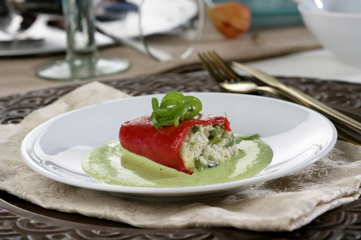 Pimientos de piquillo rellenos de bacalao en salsa verde