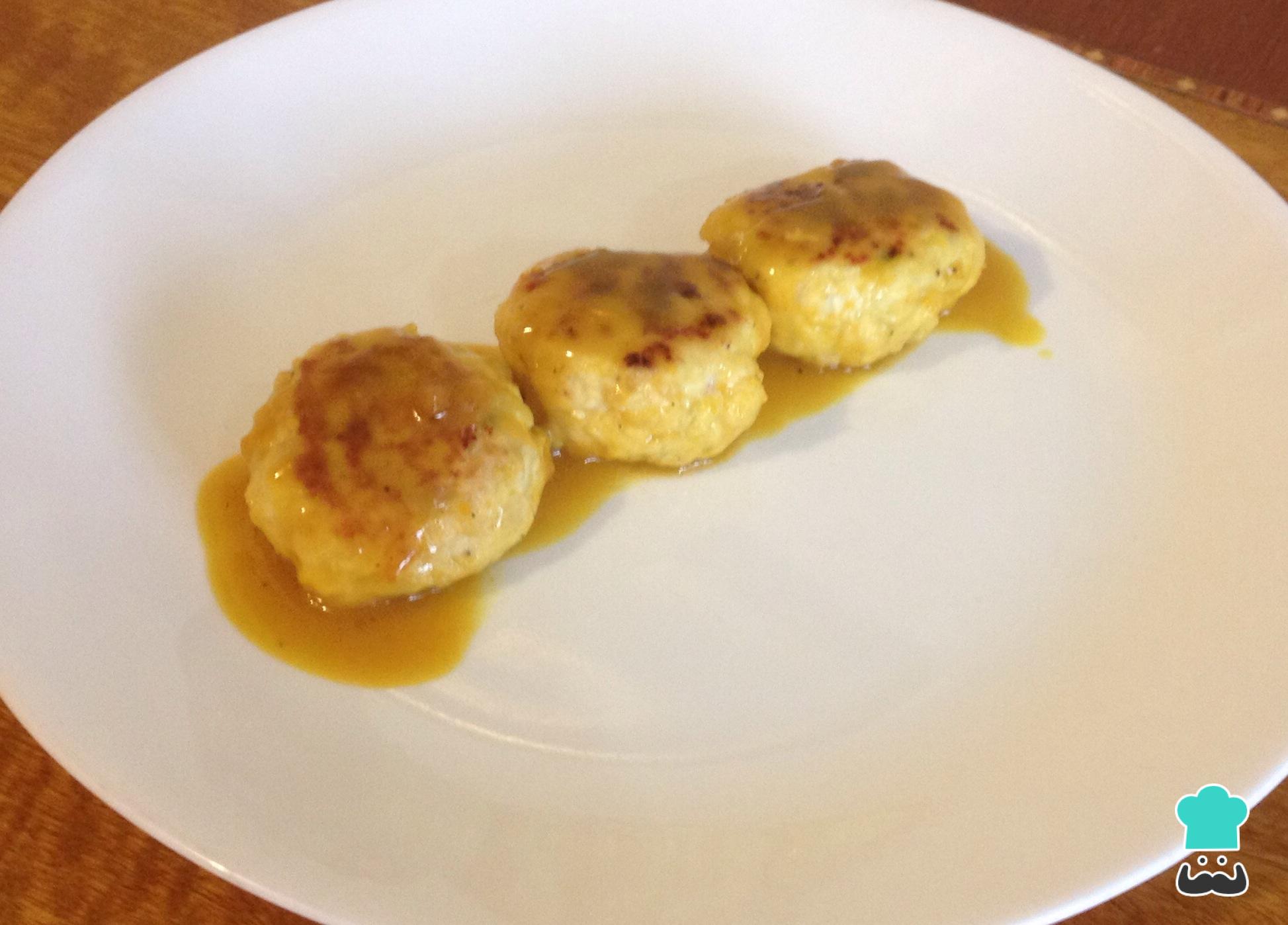 Albóndigas de pollo con salsa de mostaza