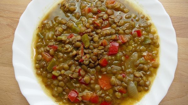Lentejas estofadas con verduras al estilo mediterráneo