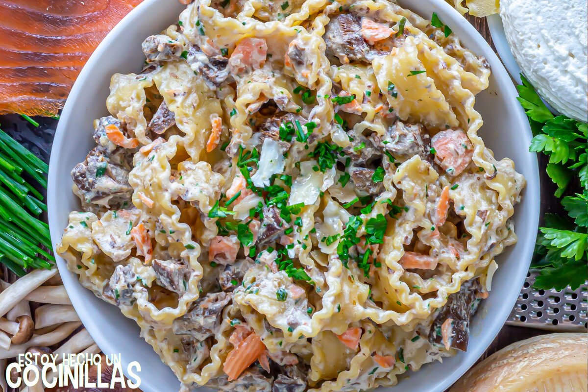 Tagliatelle con salsa de setas y salmón