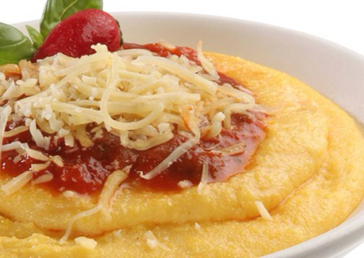 Polenta con salchichas y berenjenas