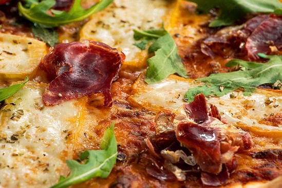 Pizza de jamón y rúcula con masa de hojaldre