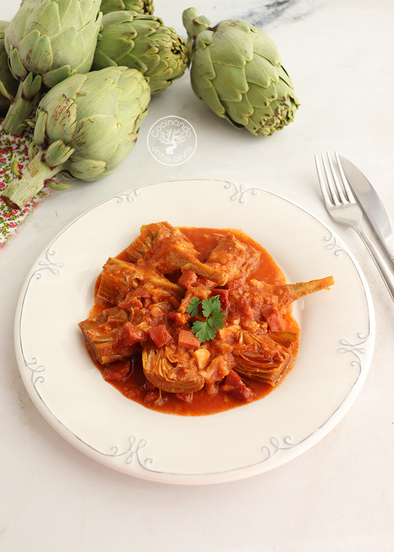 Alcachofas al horno con jamón y tomate