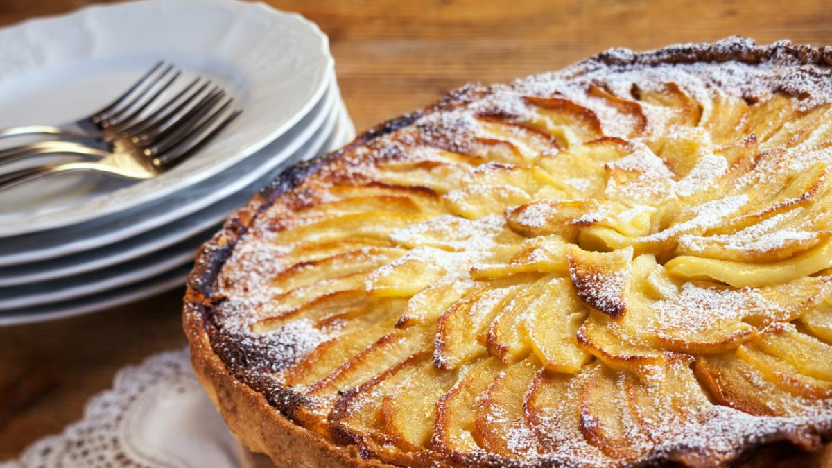 Coca de manzana con crema pastelera