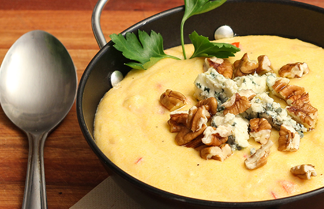 Polenta con salsa de queso azul y nueces