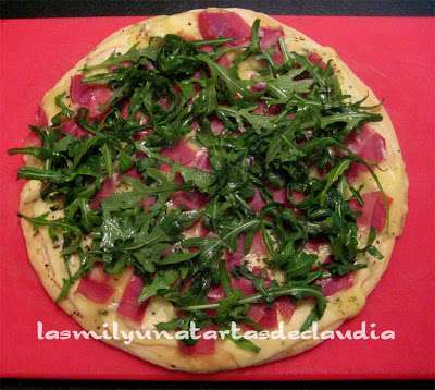 Pizza de jamón y rúcula con masa de masa madre