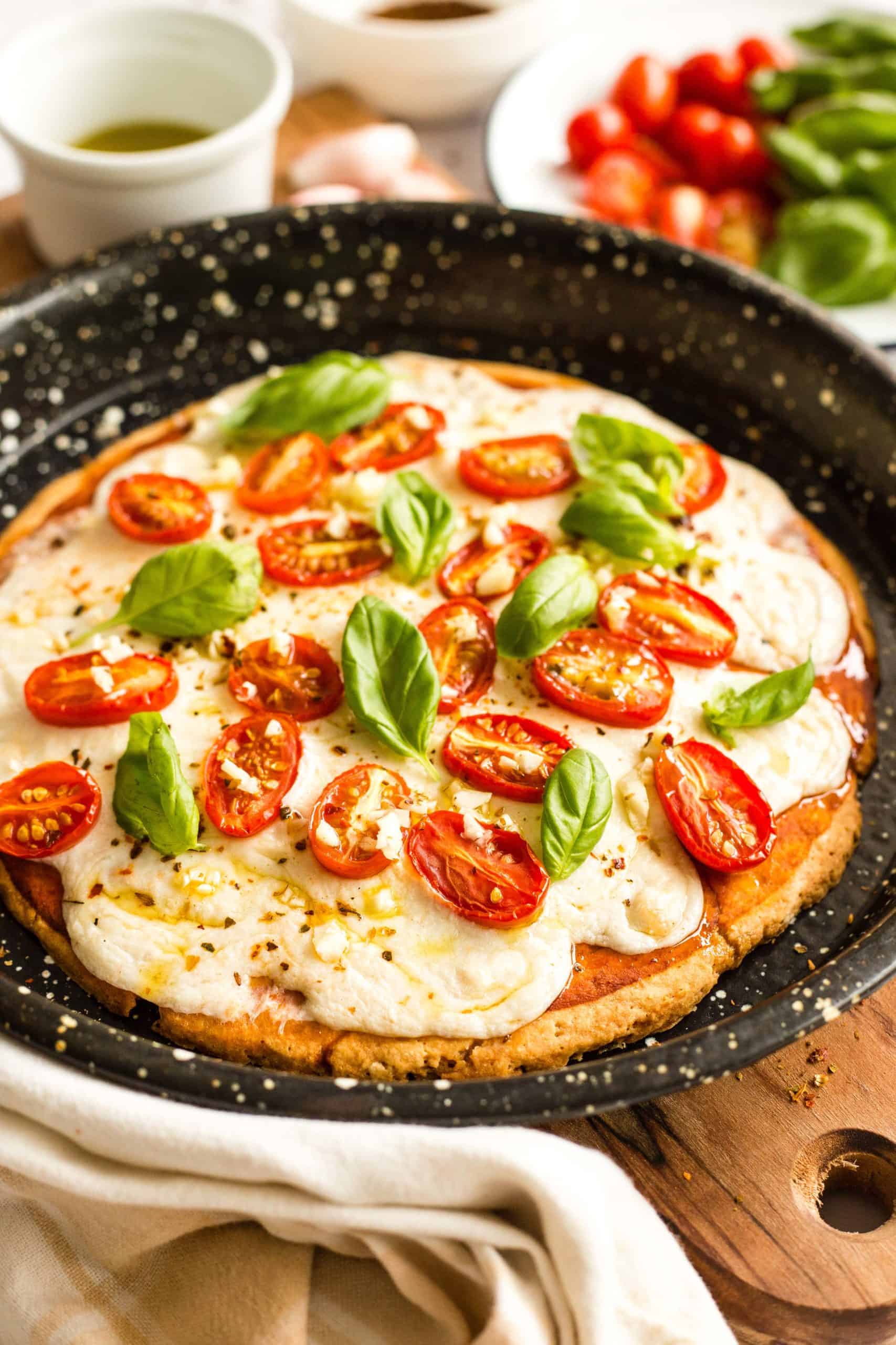 Pizza Caprese vegetariana