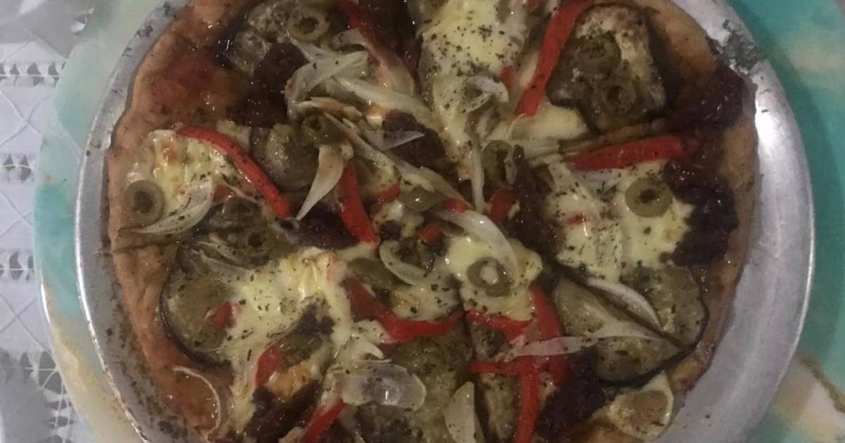Pizza de pesto y tomates secos con berenjenas