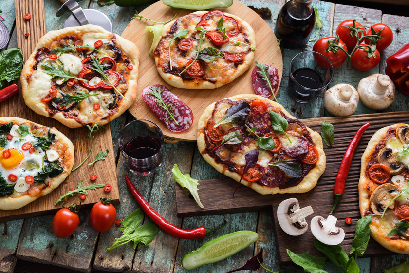 Pizza de jamón y rúcula con masa de espárragos en Thermomix