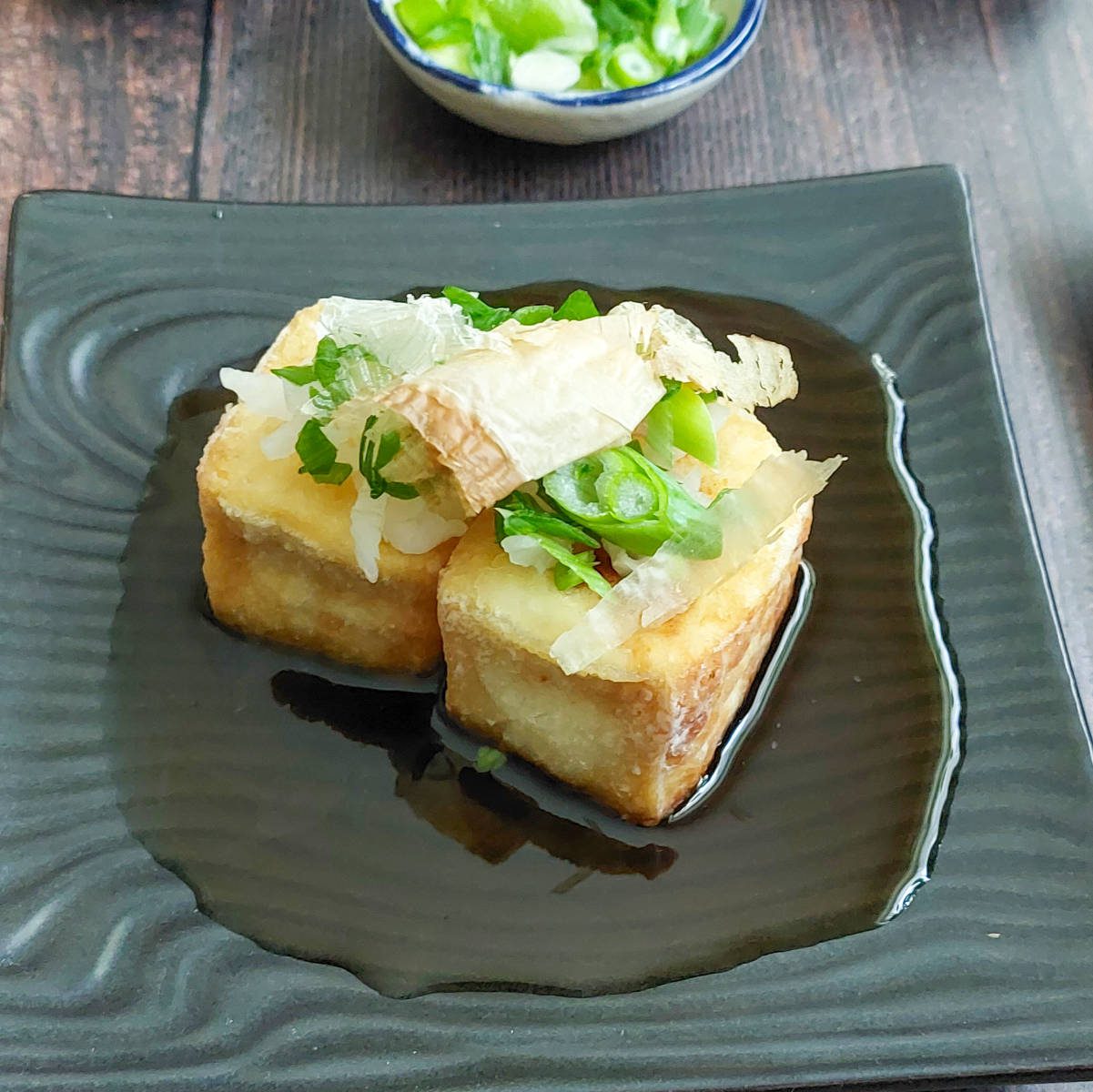 Tofu frito con salsa de jengibre y cebolleta