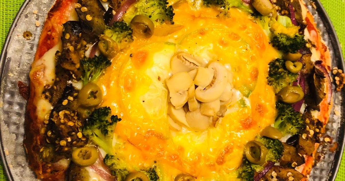 Pizza de atún y cebolla roja con masa de harina de garbanzo