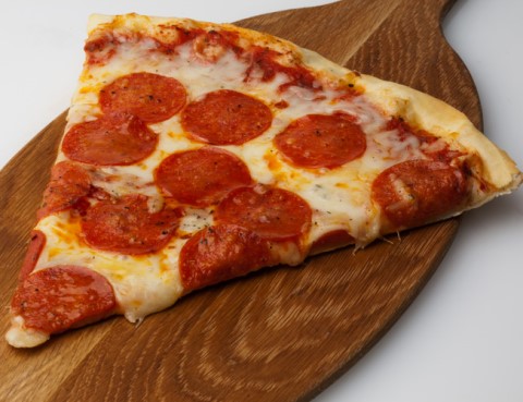 Pizza de pepperoni con masa de pizza de queso