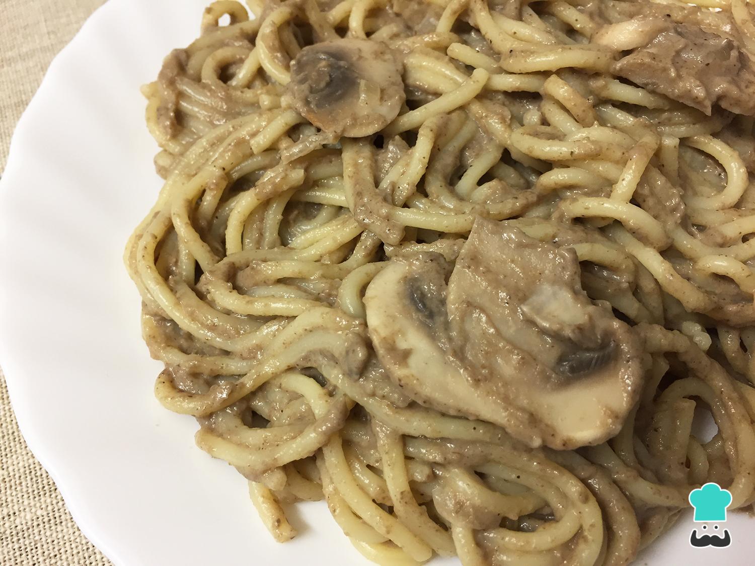 Tagliatelle con salsa de setas y crema
