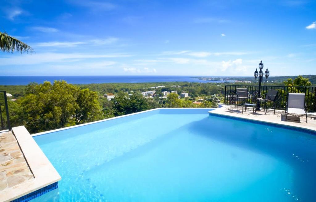 Luxury Villa with Infinity Pool