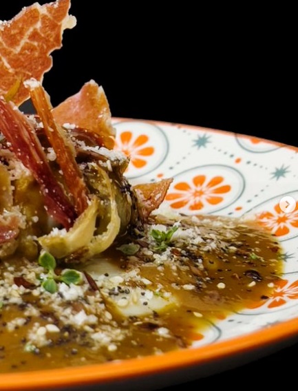 Alcachofas en salsa de jamón y vino tinto