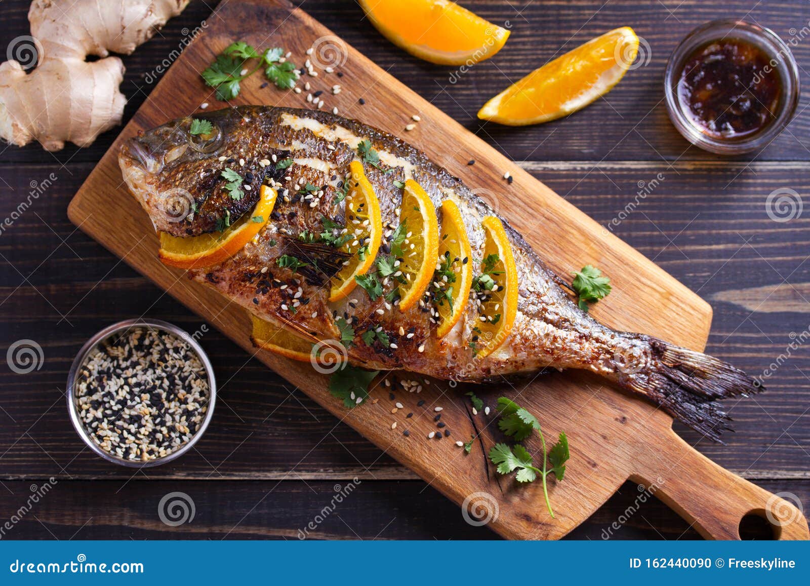 Besugo a la parrilla con salsa de naranja y jengibre