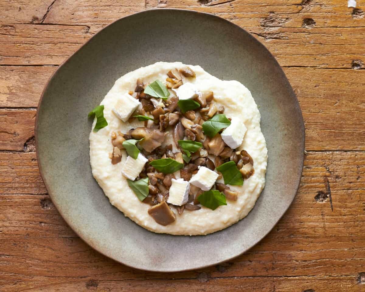 Polenta con setas y queso de cabra
