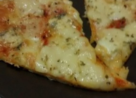 Pizza de cuatro quesos con robot de cocina