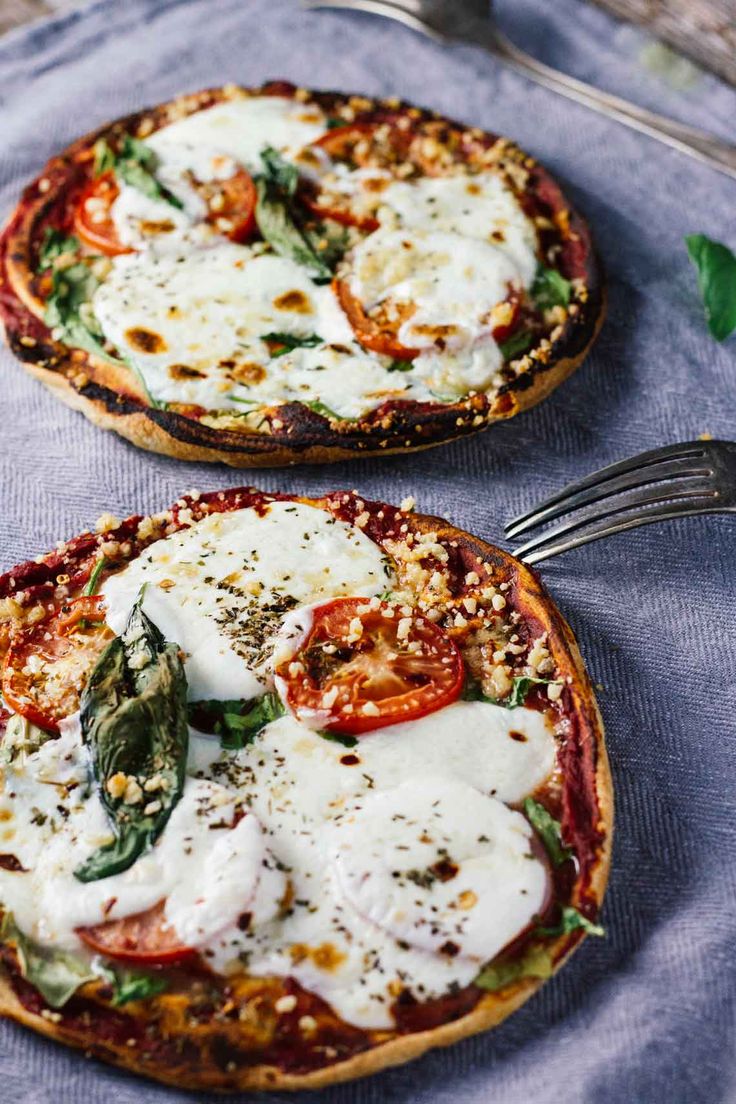 Pizza Margherita con jamón serrano