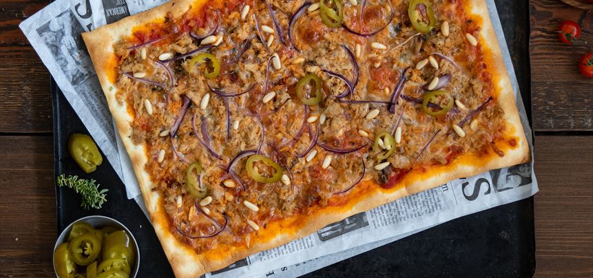Pizza de atún y cebolla roja con masa de boniato