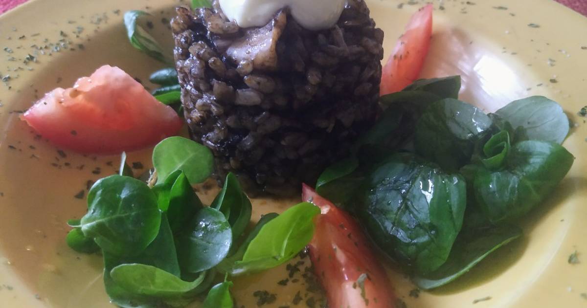 Arroz negro con mejillones y alioli de hierbas