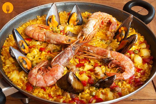 Paella Valenciana de mariscos y pollo