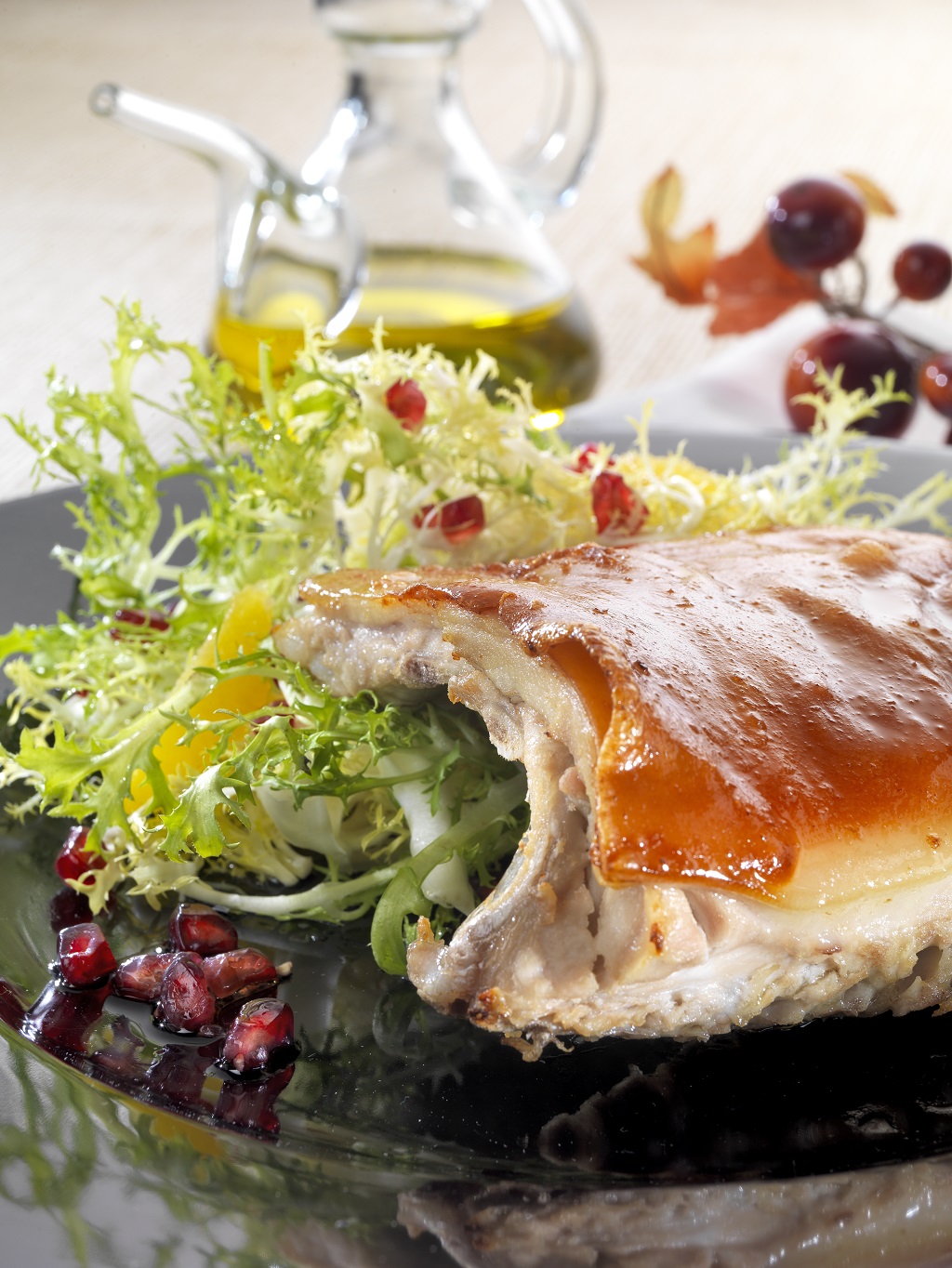 Cochinillo asado con ensalada fresca