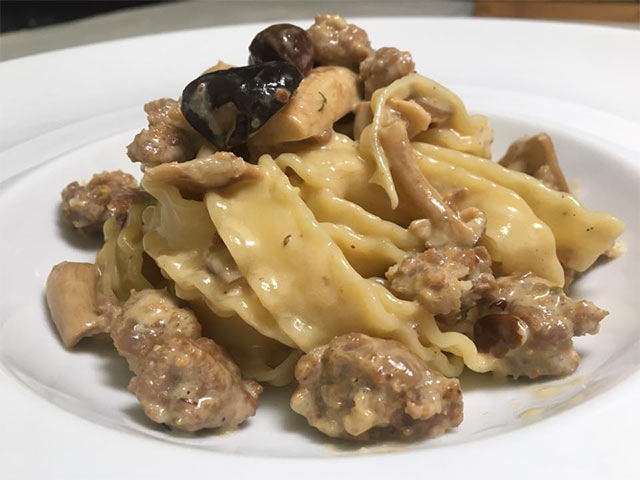 Tagliatelle con salsa de setas y salchicha italiana